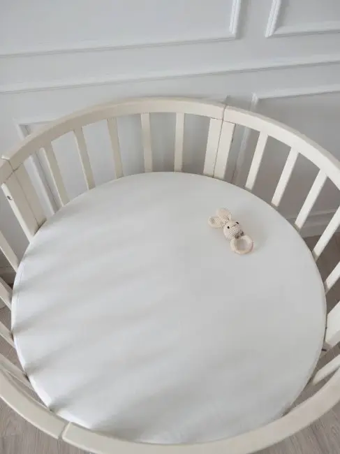 Простыня для овальной кроватки однотонная Lappetti на резинке, цвет молочный