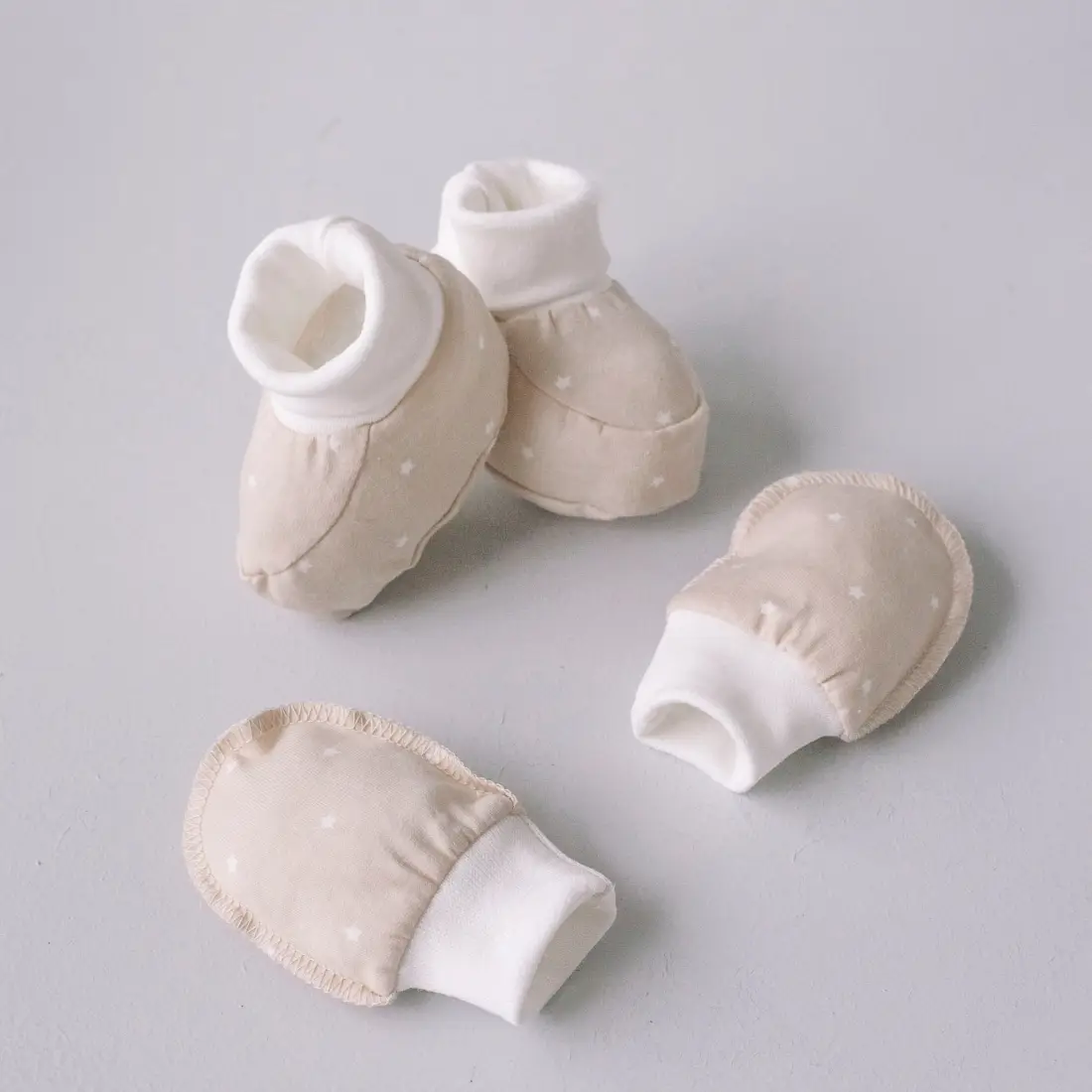 Комплект KiDi Зайкин варежки анти-царапки и пинетки звездочки