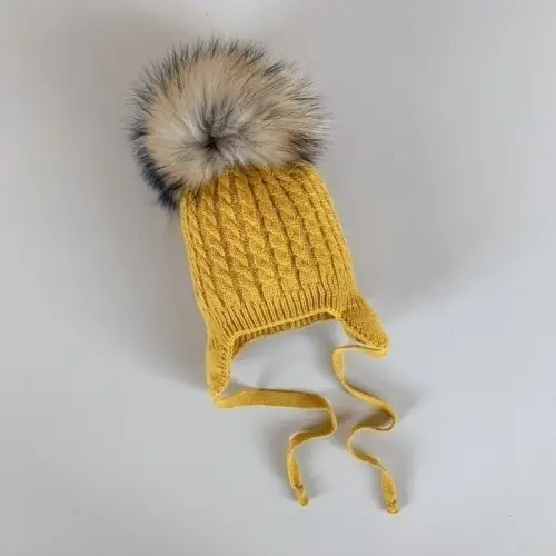Шапочка двойная вязка бумбон - мех енота горчичный