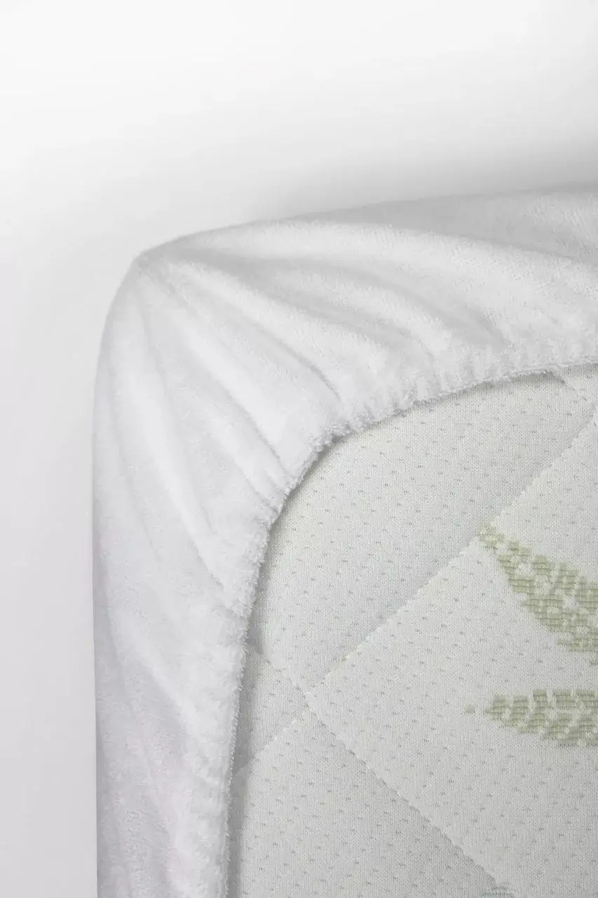 Наматрасник непромокаемый Amarobaby Water Stop с резинками по углам 120х60 см